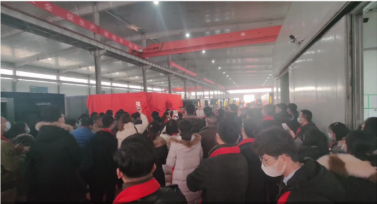 热烈祝贺龙雕40000w激光切割机全球首发