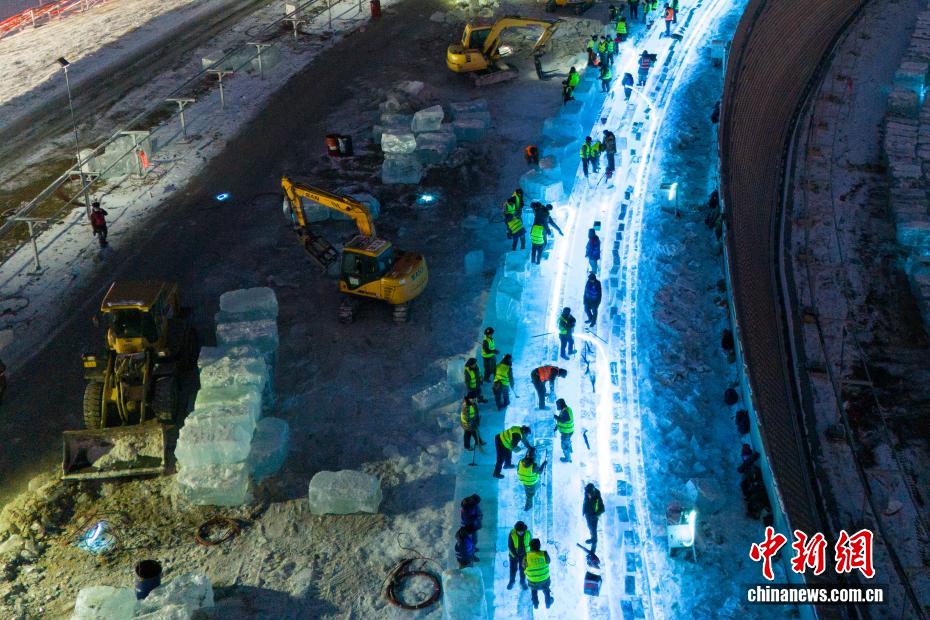 哈尔滨冰雪大世界超级冰滑梯火热建设中