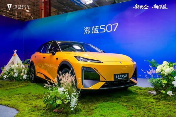 15万级标配华为乾崑豪华suv，全新深蓝s07上市，15.69万元起