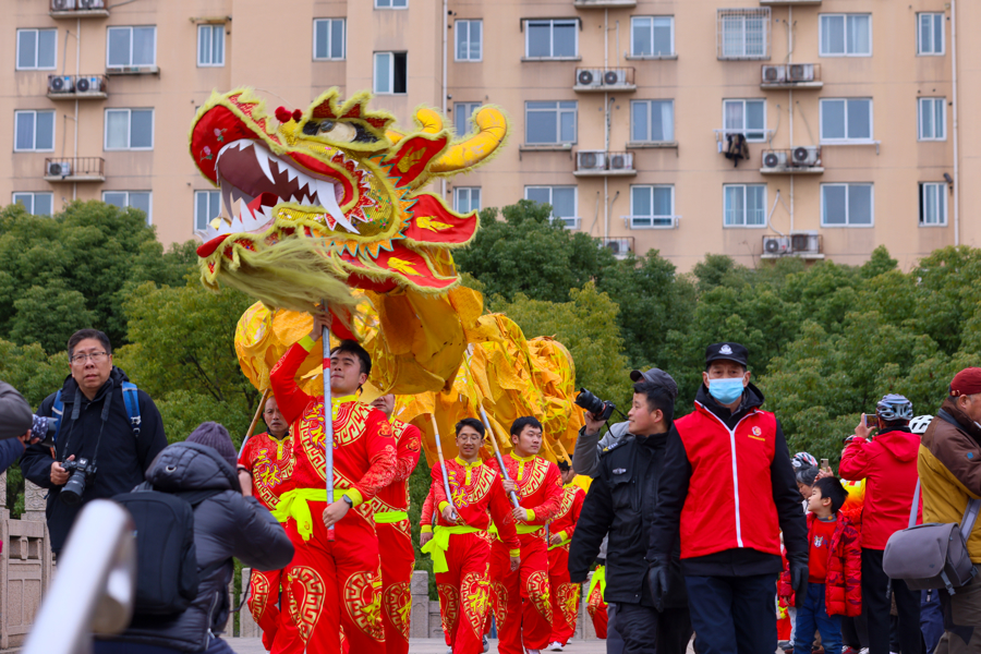 文汇视讯｜金蛇迎春闹元宵，三林舞龙民俗浓
