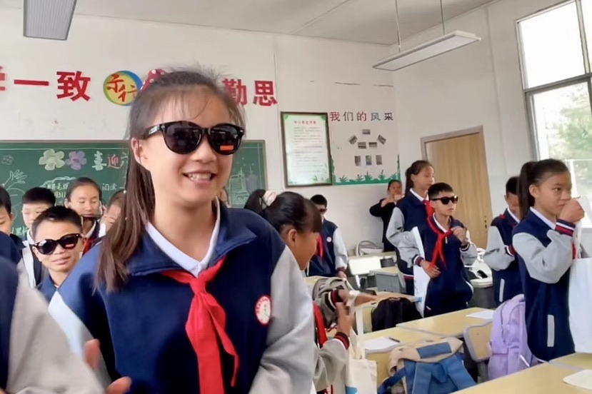 云南文山4个县的孩子们戴上了太阳眼镜，原来是来自上海的ta们送的