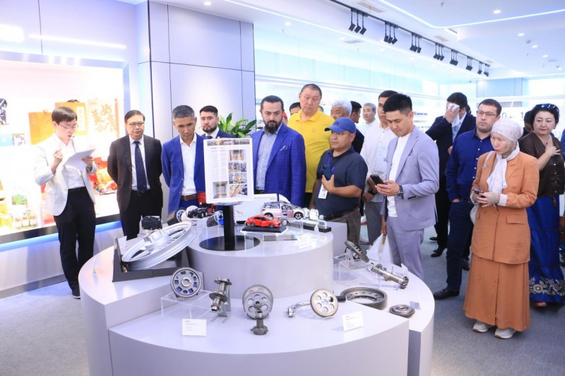 哈萨克斯坦经贸代表团参访重庆千信外经贸集团 共探跨境贸易数智新机遇