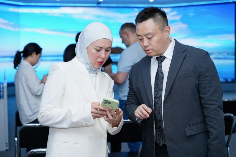 哈萨克斯坦经贸代表团参访重庆千信外经贸集团 共探跨境贸易数智新机遇